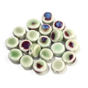 Perline piatte rotonde in ceramica smaltata, scatto di dettaglio squisito con motivi unici.