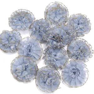 Gedetailleerd overzicht van blauwe organza bloemen met gouden rand, ideaal voor knutselen.