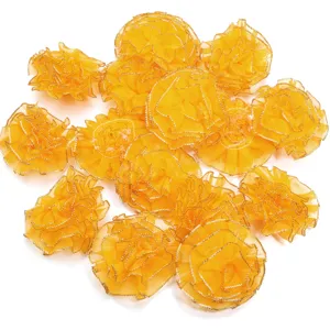 Gouden rand organza anjer bloem detailweergave voor handgemaakte haaraccessoires en knutselen.