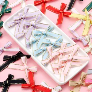 Kleurrijke grosgrain lint strikken met gouden randen, perfect voor DIY haarklemmen en decoratie.