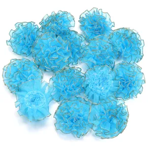 Blauwe organza anjer bloemen met gouden rand, handgemaakte DIY accessoires voor kleding.