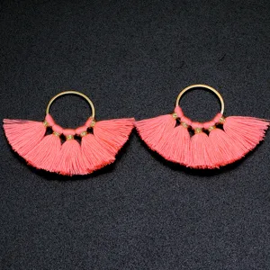 Nahaufnahme des Korallenrosa fächerförmigen Quasten mit goldenem Metallring DIY Schmuck.