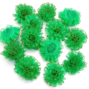 Groene goudgerande organza anjerbloemen voor DIY handgemaakte haaraccessoires en knutselen.