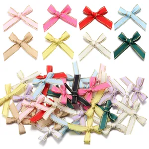 Kleurrijke polyester ripslint strikken met gouden randen voor DIY haarspelden en geschenkdozen.