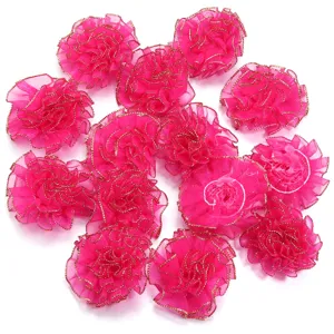 Felroze organza ruffle bloemen met gouden rand voor DIY haarspelden, tassen en kleding.