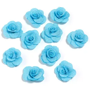 Piccoli fiori di rose in tessuto blu brillante per accessori fai da te e abbigliamento.