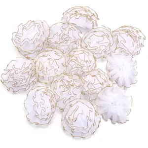 Witte organza bloemen met gouden rand voor handgemaakte DIY kleding en accessoires