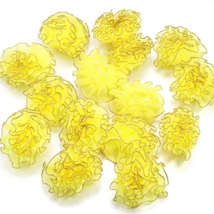 Gele goudgerande transparante gaas anjer bloem ambachtelijke accessoires detailweergave DIY