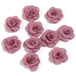Primo piano dettagliato di fiori di rosa in tessuto glitterato per accessori fai da te e.