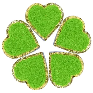 Toppe ricamate a forma di cuore verde ricamo in spugna bordo dorato accessori di abbigliamento