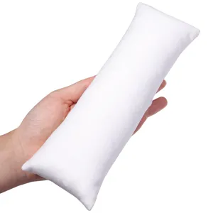 Nahaufnahme eines weichen weißen Samt-Uhrenkissen-Displays, ideal für kratzfreie Schmuckaufbewahrung.