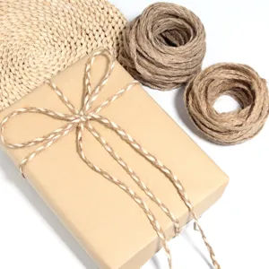 Vue détaillée de corde tressée en jute à 3 brins pour emballage cadeau et artisanat.