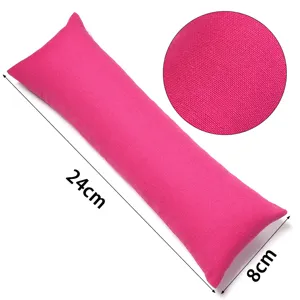 Detailansicht der pinken Samt Uhrenkissen Textur mit feiner Stoffoberfläche und guter Verarbeitung.