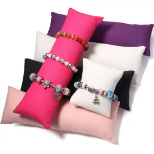 Samt Uhrenarmband Kissen Set mit Bettelarmbändern für Schmuckgeschäft Theke Display Vitrine.