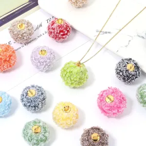Colgantes de pompón de lana de cordero rizada colorida para hacer joyas DIY, pendientes y collares.
