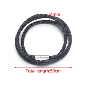Detalle de cordón de cuero trenzado negro de 4 mm de espesor y cierre magnético.