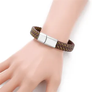 Gedetailleerd overzicht van de bruine gevlochten PU leren armband met een zilveren magneetsluiting.