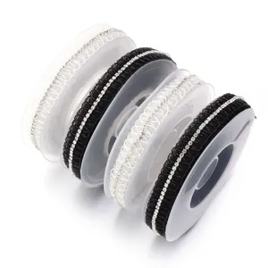 Detailansicht von Netz-Strass-Spitzenband in Schwarz und Weiß für DIY-Accessoires.