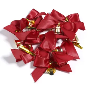 Rubans de satin rouge avec cloches dorées pour décoration de fête de Noël et artisanat.