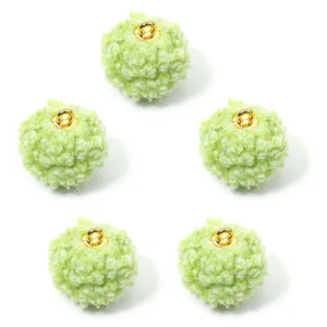 Pompon de felpa rizada verde con detalle de bucle dorado para accesorios de joyería.