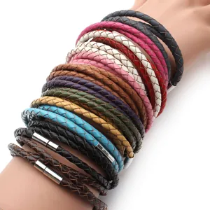 Vista detallada de pulseras de cuero trenzado hechas a mano multicolores con cierres magnéticos.