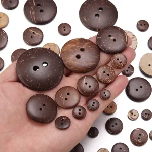 Boutons naturels en coquille de coco avec deux trous de différentes tailles pour vêtements.
