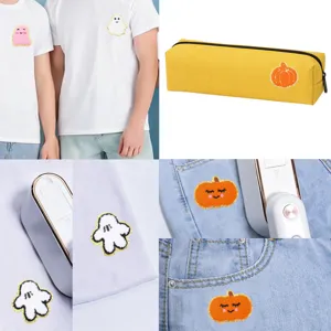 Scene di dettaglio con simpatiche toppe ricamate a zucca e fantasma su vari capi d'abbigliamento.