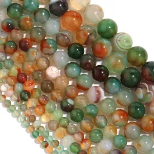 Close-up van natuurlijke pauw-agaat edelsteenkralen, gepolijste ronde losse armband kralen.