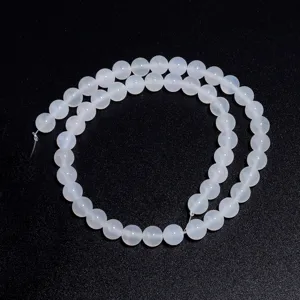 Perline rotonde in agata bianca naturale per accessori di gioielli fatti a mano, dettaglio.