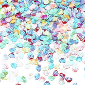 Primo piano di paillettes a conchiglia lucide e colorate, ideali per nail art e bricolage.