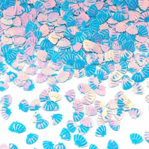 Primo piano di paillettes a conchiglia iridescenti, glitter olografici per nail art fai da te.