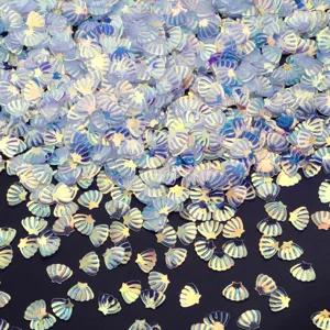 Primo piano dettagliato di paillettes a conchiglia iridescenti per nail art e fai da te.