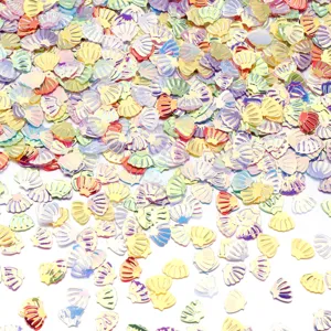 Primo piano dettagliato di paillettes iridescenti a forma di conchiglia per nail art.