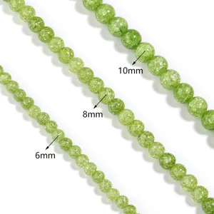 Dettaglio perle in cristallo di quarzo craquelé verde, mostra chiaramente le taglie 6mm e 8mm.