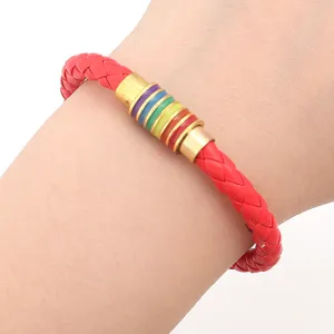 Rotes geflochtenes PU-Lederarmband mit goldenem Magnetverschluss und bunten Regenbogen-Ringen.