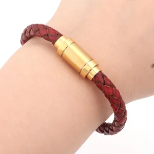 Vista dettagliata del bracciale in pelle intrecciata con chiusura magnetica dorata.