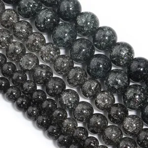 Primo piano dettagliato di perle di cristallo scuro con trame interne scintillanti.