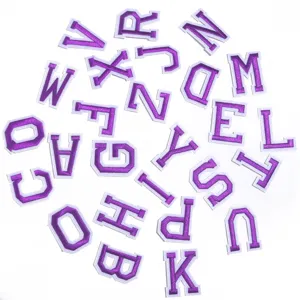 Detailansicht von lilanen gestickten College-Buchstaben-Aufnähern für DIY-Kleidung.