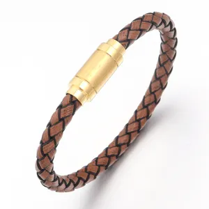 Primo piano del bracciale in pelle intrecciata marrone con elegante chiusura magnetica dorata.