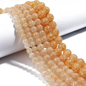 Primo piano dettagliato di perle di cristallo craquelé arancione, perfetto per gioielli fai da te.