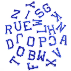 Detailansicht blauer gestickter Buchstaben-Aufnäher, ideal für DIY-Kleidungsreparatur.