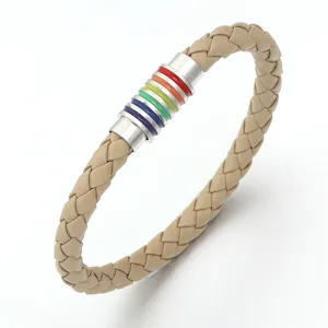 Detailaufnahme des beige geflochtenen PU-Lederarmbands mit regenbogenfarbenem Magnetverschluss.
