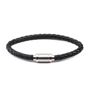 Primo piano del bracciale in pelle intrecciata nera con chiusura magnetica elegante