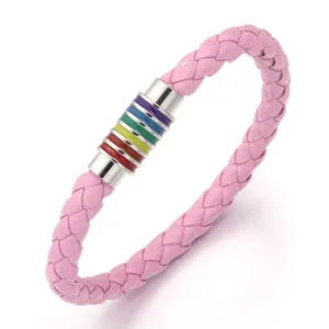 Nahaufnahme des rosa geflochtenen PU-Lederarmband-Details mit Regenbogen-Magnetverschluss.