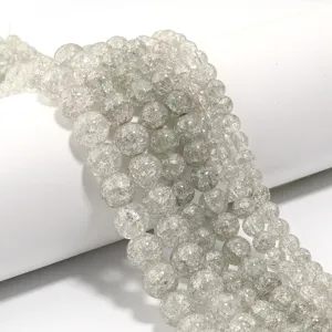 Primo piano dettagliato di perle di cristallo screpolato, pietre per gioielli fai da te.
