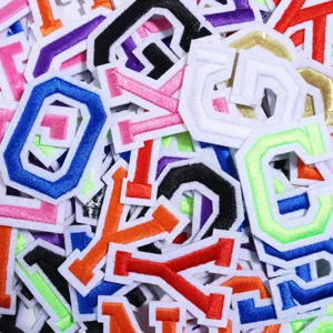 Bunte bestickte Buchstaben zum Aufbugeln fur Kleidung und DIY Handwerkskunst