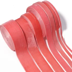 Detailaufnahme rosa einseitiger Samtband-Rollen, ideal für DIY-Basteln und Geschenkverpackungen.