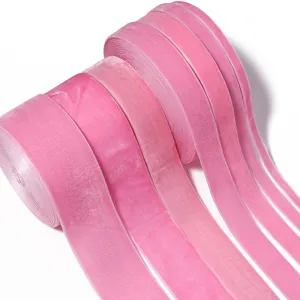 Rosa Samtband Detailaufnahme, weiche beflockte Stofftextur für Geschenke und DIY Bastelarbeiten.