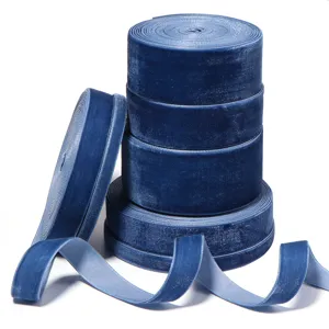 Nahaufnahme von weichen blauen Samtbandrollen, ideal für Geschenke und Bastelarbeiten.