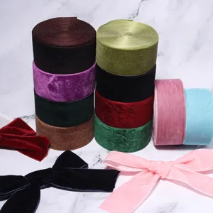 Bunte Samtband-Rollen und Schleifen zum Geschenke verpacken und für DIY-Haaraccessoires.